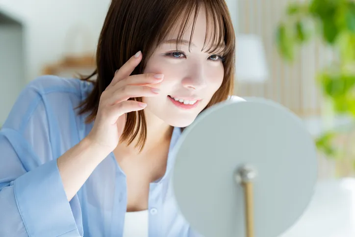 コンタクトを装用して満足げな女性