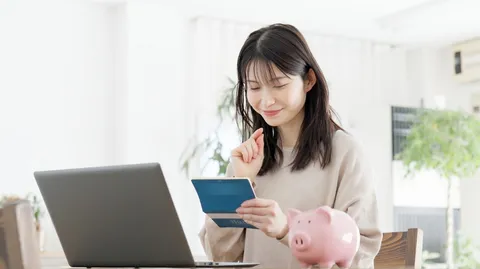 コンタクト代を節約する女性