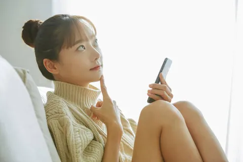 スマホでコンタクトレンズ販売店を探す女性