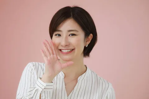 コンタクトの安さをアピールする女性