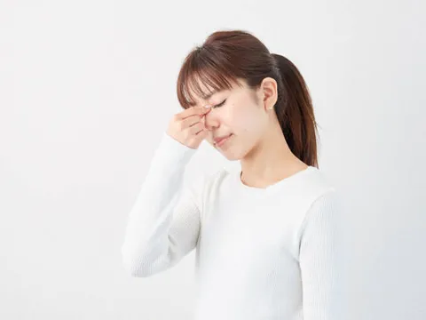 コンタクトの連続使用で、目に疲れなどを感じる女性