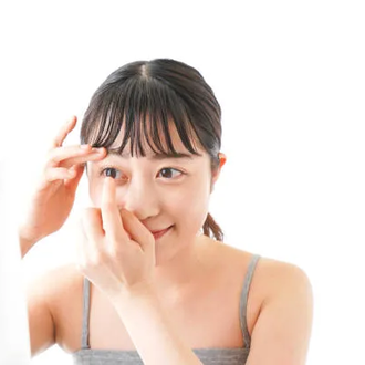 コンタクトを装用する女性