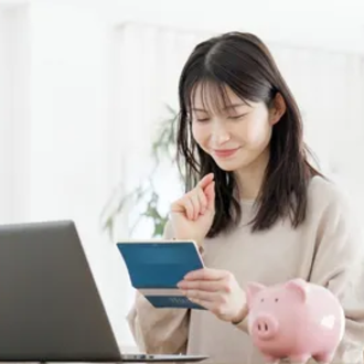コンタクト代を節約する女性