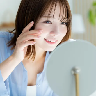 コンタクトと目のケアをしている女性