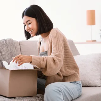 コンタクト定期便を開封している女性の画像