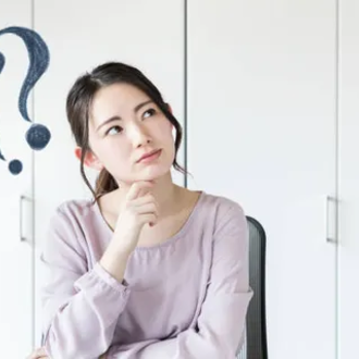 考える女性