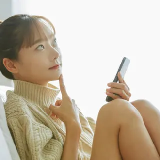 スマホでコンタクトレンズ販売店を探す女性