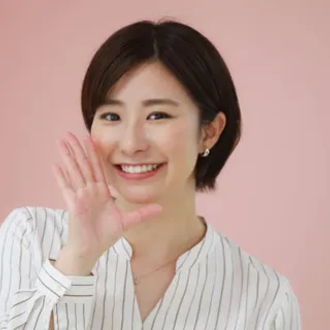 コンタクトの安さをアピールする女性