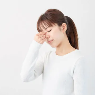 コンタクトの連続使用で、目に疲れなどを感じる女性