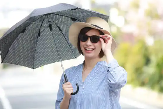 サングラスをかけた女性