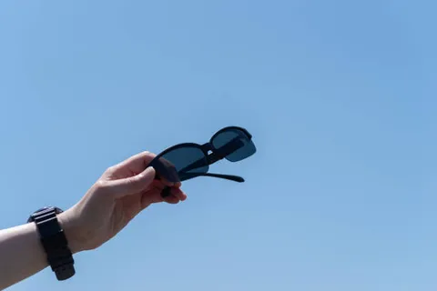 似合うサングラスを利用したシーンのイメージ
